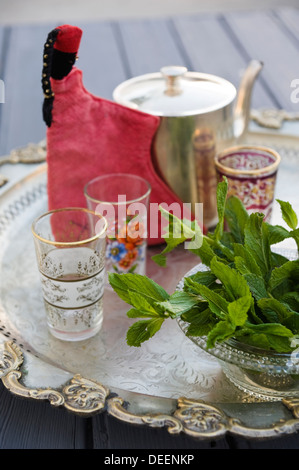 Le foglie di menta e tè con occhiali teiera, Marrakech Foto Stock