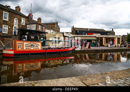 Chiatte sul canal a Skipton, nello Yorkshire, Regno Unito Foto Stock