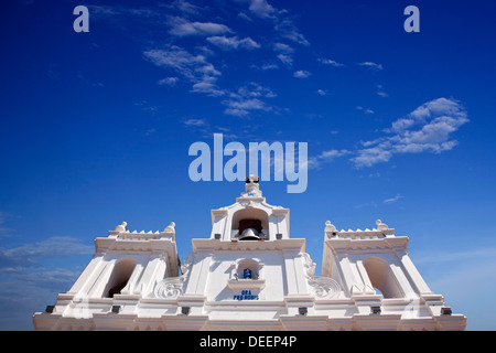 Angolo basso veduta di una chiesa di Nostra Signora dell Immacolata Concezione di Maria la Chiesa, Panaji, Goa, India Foto Stock