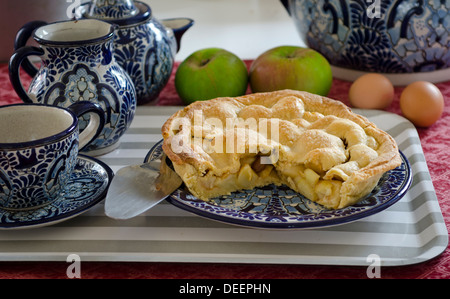 In casa la torta di mele con set per il tè su un vassoio Foto Stock