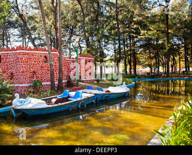 Barche in uno stagno, Campal giardini, Panaji, Goa nord, Goa, India Foto Stock
