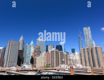 Inferiore dello Skyline di Manhattan tra cui la Freedom Tower in costruzione nel giugno 2013, la città di New York, Stati Uniti d'America. Foto Stock