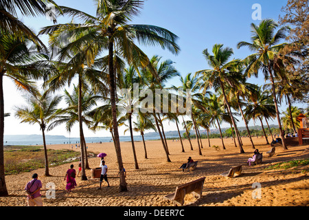 I turisti sulla spiaggia Miramar Beach, Panaji, Goa nord, Goa, India Foto Stock