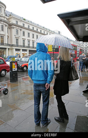 Londra, Regno Unito. Xvii Settembre 2013. In attesa sotto la pioggia per un autobus a Londra non è mai divertente. Credito: Keith Larby/Alamy Live News Foto Stock