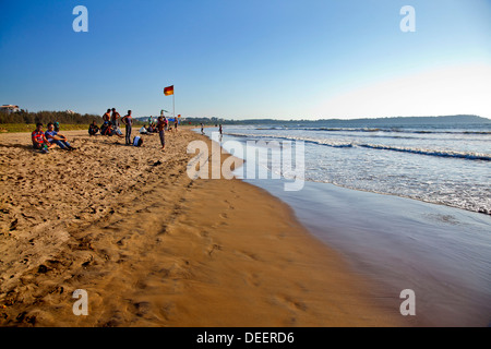 I turisti sulla spiaggia Miramar Beach, Panaji, Goa nord, Goa, India Foto Stock