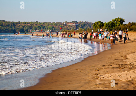 I turisti sulla spiaggia Miramar Beach, Panaji, Goa nord, Goa, India Foto Stock