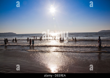 I turisti sulla spiaggia Miramar Beach, Panaji, Goa nord, Goa, India Foto Stock