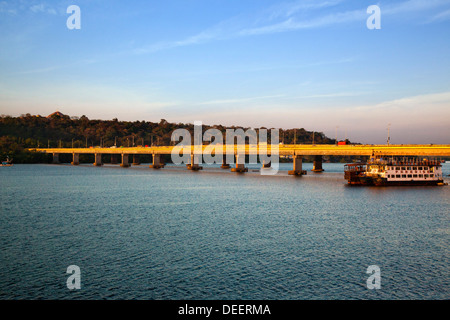 Traghetto in un mare con ponte in background, Casino Royale, Panaji, Goa nord, Goa, India Foto Stock