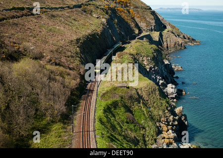 Il Cliff Walk è un cammino lineare tra Bray e Greystones, seguendo la linea ferroviaria lungo le scogliere di Bray testa. Foto Stock