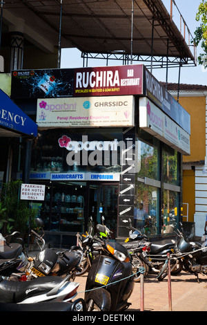 Veicoli parcheggiati al di fuori di un ristorante, Ruchira Ristorante, Panaji, Goa nord, Goa, India Foto Stock