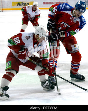 Praga, Repubblica Ceca. Xvii Sep, 2013. Juraj Mikus (destra) della Lev e Yevgeny Poltorak di Vityaz durante il KHL hockey su ghiaccio match Lev Praga vs HC Vityaz a Praga Repubblica Ceca, Settembre 19, 2013. Foto Stock