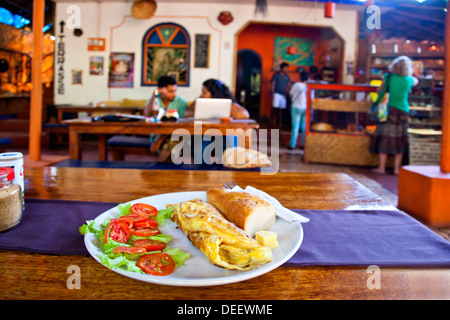 Uovo di formaggio insalata di rotolo di pane nella piastra di Baba au Rhum ristorante di fronte Uttam Resorts vicino Club Cubana Arpora Bardez Goa in India Foto Stock