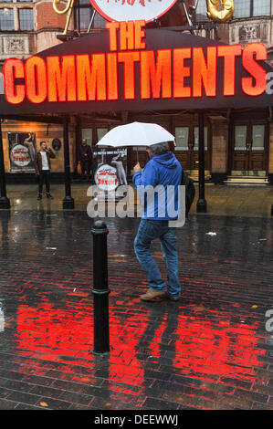 Charing Cross Road, Londra, Regno Unito. Xvii Settembre 2013. I pendolari e i turisti a Londra fanno la loro strada attraverso la pioggia. Credito: Matteo Chattle/Alamy Live News Foto Stock