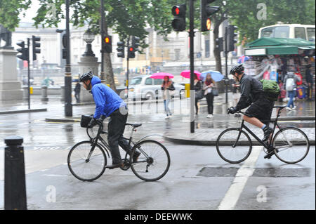 Trafalgar Square, Londra, Regno Unito. Xvii Settembre 2013. I pendolari e i turisti a Londra fanno la loro strada attraverso la pioggia. Credito: Matteo Chattle/Alamy Live News Foto Stock