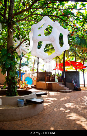 Struttura molecolare appeso a un albero, UV Bar, Anjuna Beach, Anjuna, Bardez, Goa nord, Goa, India Foto Stock