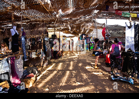 Persone in un mercato, Anjuna Beach Mercato delle Pulci, Anjuna Beach, Anjuna, Bardez, Goa nord, Goa, India Foto Stock