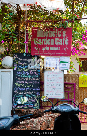 Segno bordo di un ristorante, Michele Garden Cafe La Vie en Rose, H. n. 955, Pequen Peddem, Anjuna, Goa nord, Goa, India Foto Stock