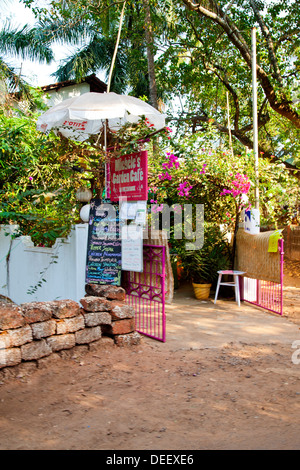 Ingresso di un ristorante, Michele Garden Cafe La Vie en Rose, H. n. 955, Pequen Peddem, Anjuna, Goa nord, Goa, India Foto Stock
