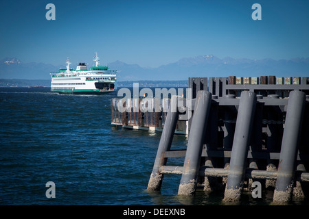 Bainbridge Island Ferry Boat arrivando al Dock di Seattle Seattle, Washington, Stati Uniti d'America Foto Stock
