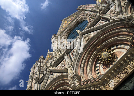 La facciata del Duomo di Siena in Toscana, Italia Foto Stock