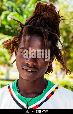 Africa, Angola, Benguela. Close-up verticale di Rastafarian l'uomo. Foto Stock