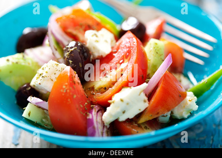 Autentica insalata greca con olio di oliva e origano Foto Stock