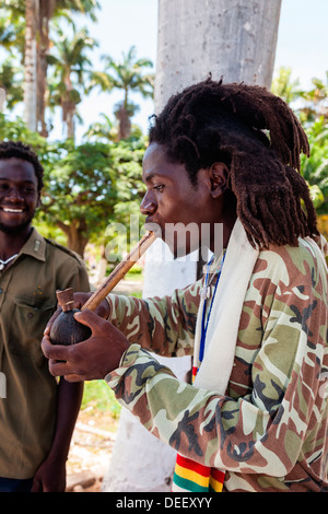 Africa, Angola, Benguela. Ritratto di Rastafarian uomo fumatori. Foto Stock