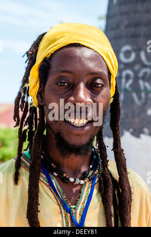 Africa, Angola, Benguela. Ritratto di giovane uomo Rastafarian. Foto Stock