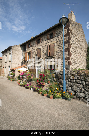 Casa francese con un bellissimo giardino floreale in Saint-Christophe-sur-Dolaison sulla GR65 itinerario a piedi in Francia Foto Stock