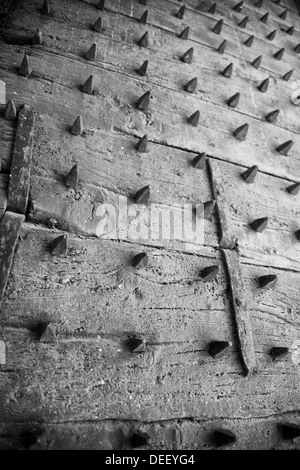 Fortemente rafforzato spiked porta in legno in Croazia Foto Stock