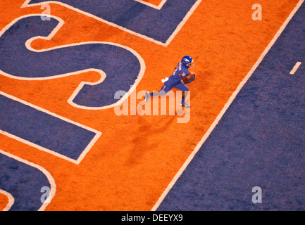 Bose università di Stato della squadra di gioco del calcio giocando a Bronco Stadium nel 2013, città di Boise, Idaho Foto Stock