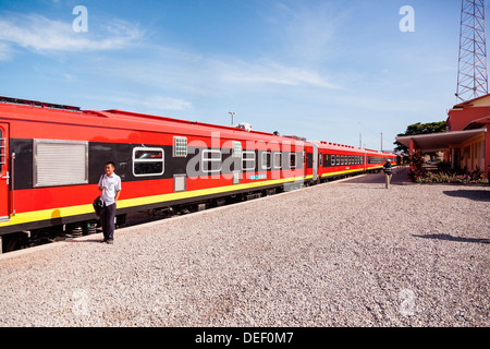 Africa, Angola, Lobito. Uomo in piedi accanto al treno. Foto Stock
