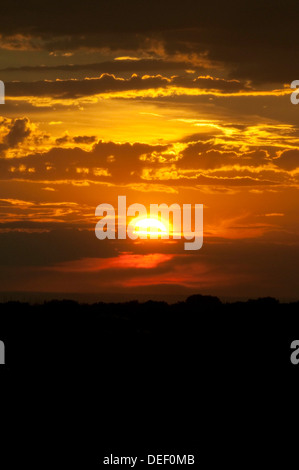 Tempesta drammatico nuvole al tramonto sulla città di Boise. Boise, Idaho. Foto Stock