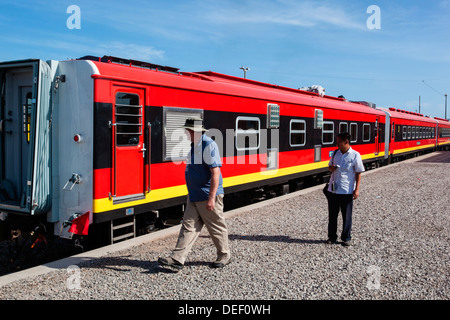 Africa, Angola, Lobito. Gli uomini in piedi accanto al treno. Foto Stock