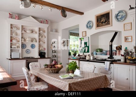 Agriturismo cucina con ceramiche di visualizzazione e di aprire il libro di ricette sul tavolo Foto Stock