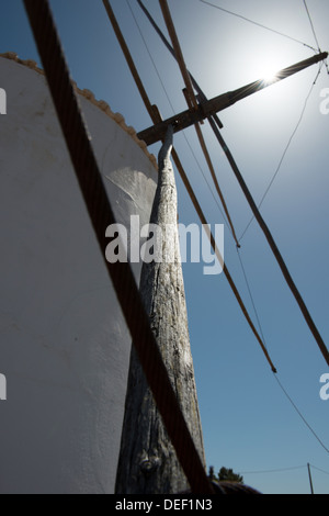 Vecchio mulino a vento portoghese al sole Foto Stock