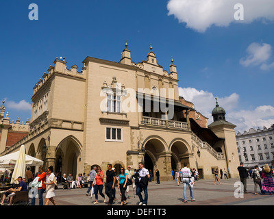 Il panno Hall e una gigantesca testa in bronzo nella Piazza del Mercato di Cracovia in Polonia Foto Stock