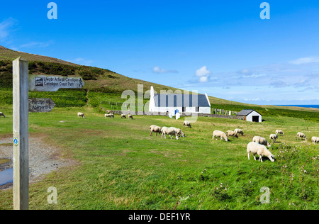 Il Ceredigion percorso della costa passando davanti alla chiesa di Santa Croce, Mwnt, Ceredigion, Wales, Regno Unito Foto Stock