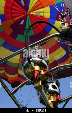 Guardando attraverso il palloncino bruciatori nella tettoia del palloncino Foto Stock