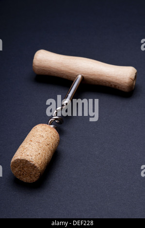 Sughero e cavatappi su sfondo scuro Foto Stock