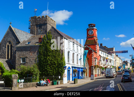 Vista giù per la strada principale del centro città, Pembroke, Pembrokeshire, Wales, Regno Unito Foto Stock