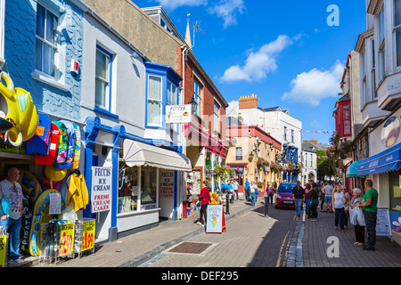 Negozi a St George's Street nel centro della città, Tenby, Pembrokeshire, Wales, Regno Unito Foto Stock