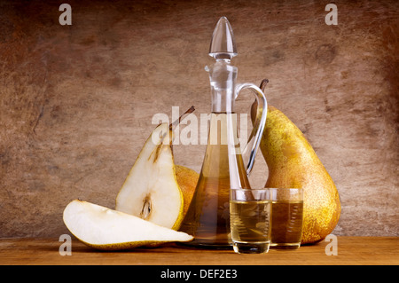 Ancora vita composizione con acquavite di frutta e pere su di un legno sfondo vintage Foto Stock