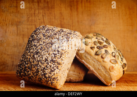 Pasticceria fresca pane su un sfondo di legno Foto Stock