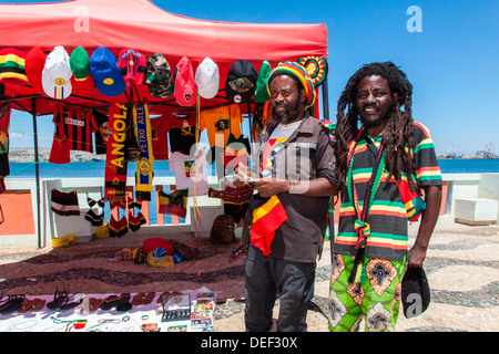 Africa, Angola, Lobito. Rastafarian degli uomini nel loro negozio si affacciava sulla strada. Foto Stock