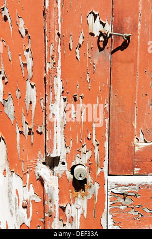 Un vecchio sfaldatura porta rossa in Portogallo Foto Stock