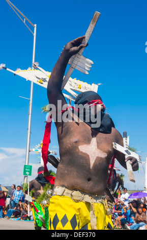 Ballerino di Apache con il tradizionale costume partecipa al 92 annuale di inter-tribal corteo cerimoniale in Gallup NM Foto Stock