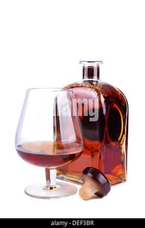 Vetro e bottiglia di cognac o di brandy con sughero isolato su uno sfondo bianco Foto Stock