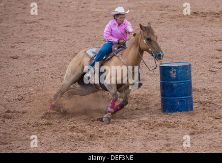 Cowgirl partecipante in una canna da competizione alla 92esima Indian Rodeo in Gallup NM Foto Stock