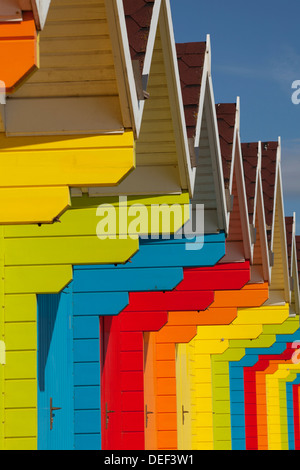 Pittoresca spiaggia di capanne sulla baia del nord, Scarborough Foto Stock